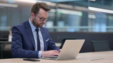 Dizüstü bilgisayarda çalışan Orta Çağ İşadamı