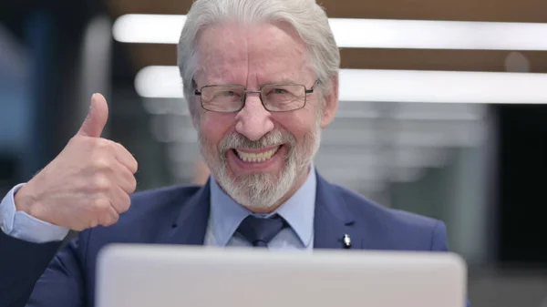 Close-up van oude zakenman met laptop met duimen omhoog aanmelden — Stockfoto