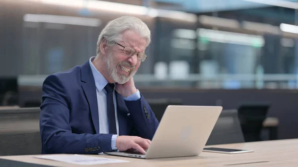 Oude zakenman met laptop met nekpijn — Stockfoto