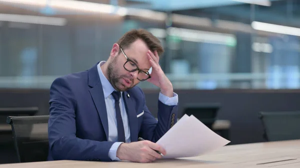 Middeleeuws zakenman reageert op verlies tijdens het lezen van documenten — Stockfoto