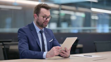 Orta Çağ İşadamı Tablet 'te Video Konuşması