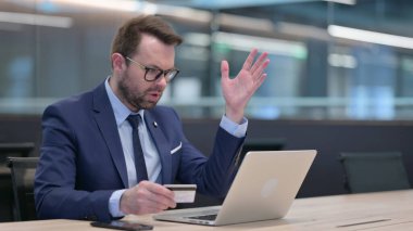 Çevrimiçi Alışveriş Ödemesi Orta Çağ İşadamı tarafından Bilgisayarda Başarısız Oldu