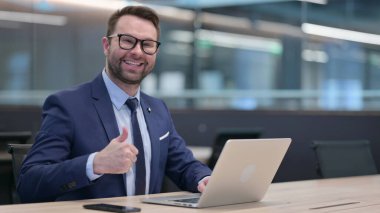 Orta Çağ İşadamı İşaretli Dizüstü bilgisayar kullanıyor