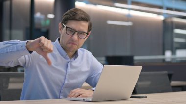 Dizüstü bilgisayarlı Genç Adam 'dan Başparmak İndirme