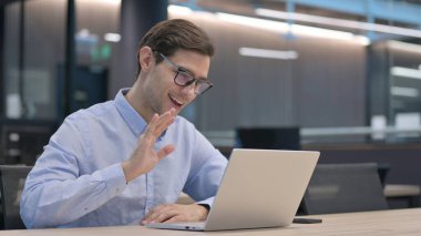 Videodaki Genç Adam Laptop 'tan arıyor.