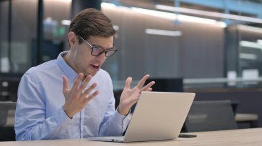 Dizüstü bilgisayar kullanırken Genç Adam Bağırıyor