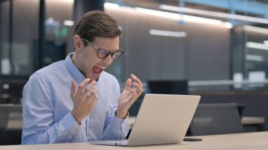 Dizüstü bilgisayarlı genç adam kayıp ve başarısızlığa uğruyor.