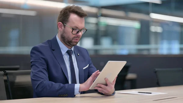 Średniowieczny biznesmen korzystający z tabletu cyfrowego — Zdjęcie stockowe