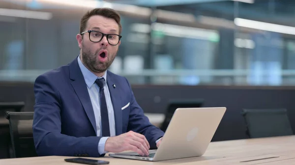 Middle Aged Businessman with Laptop Feeling Shocked — Stock Photo, Image
