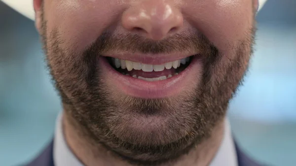 Primo piano della bocca sorridente di un uomo di mezza età — Foto Stock