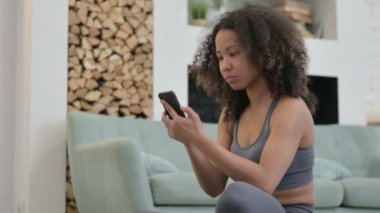 Fitness Genç Afrikalı Kadın Akıllı Telefona Bakıyor