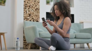 Smartphone 'da Çevrimiçi Ödeme Afrikalı Kadın Fitness Mat' te