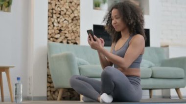 Afrikalı Kadın 'dan Smartphone' da Video Sohbeti