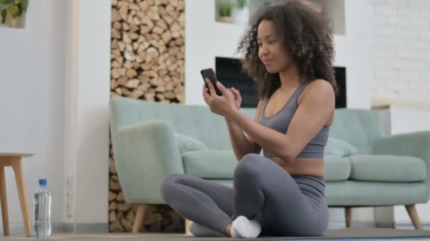 Video Chat su Smartphone da Donna Africana, Parlando di Fitness — Video Stock
