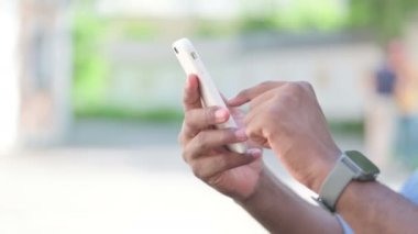 Akıllı telefon kullanan Afrikalı adama yaklaş