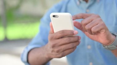 Akıllı telefon kullanan Afrikalı adama yaklaş