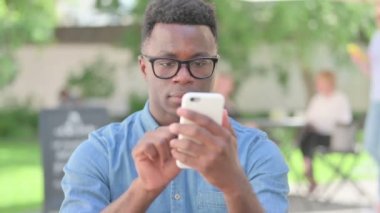 Akıllı telefon kullanan Afrikalı Adam Portresi