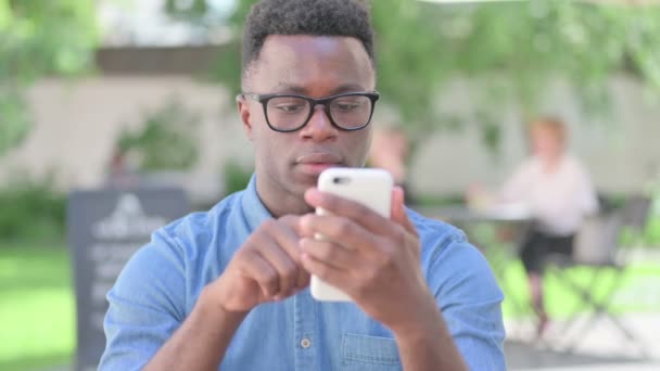 Retrato del hombre africano celebrando en Smartphone — Vídeos de Stock