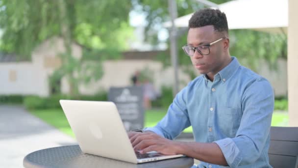 Afrikaner mit Laptop im Freien schockiert — Stockvideo