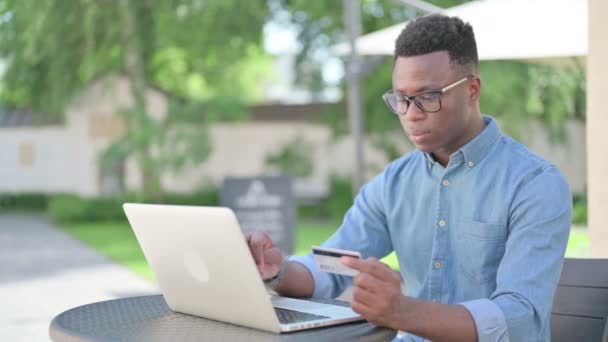非洲男子在笔记本电脑上成功的在线付款 — 图库视频影像