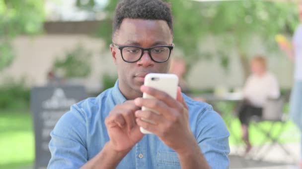 Πορτρέτο του αφρικανικού ανθρώπου χρησιμοποιώντας Smartphone — Αρχείο Βίντεο