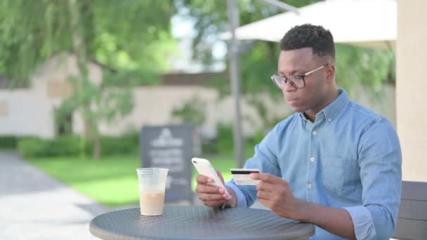 Hombre africano con pago en línea sin éxito en Smartphone — Vídeos de Stock