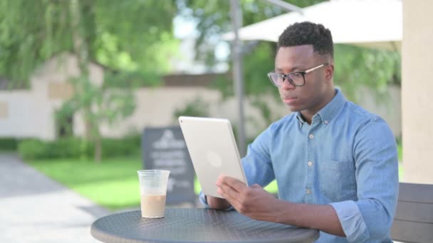 Exitoso hombre africano celebrando en la tableta — Vídeos de Stock