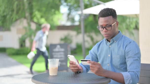 Pago en línea exitoso en Smartphone por African Man — Vídeos de Stock