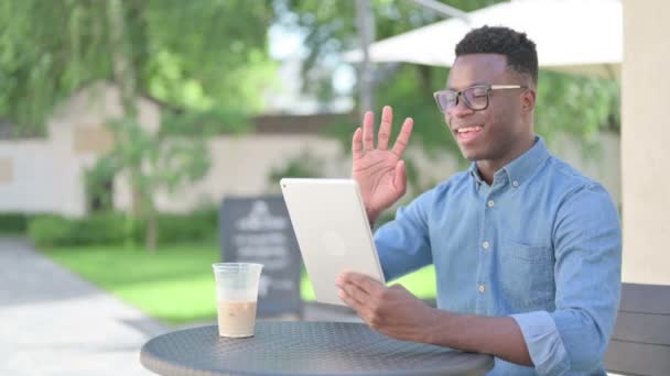 Afrikai férfi videohívás Tablettán az Outdoor Cafe — Stock videók