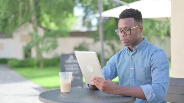 Pria Afrika yang menarik menggunakan Tablet di Kafe Outdoor — Stok Video