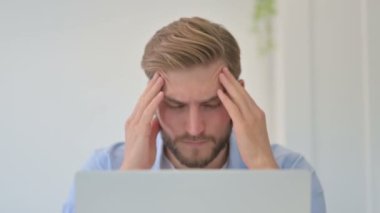 Dizüstü bilgisayarı Hedache olan Yaratıcı Adam Portresi