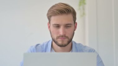 Bilgisayarlı Yaratıcı Adam Portresi Kameraya Gülümsüyor 