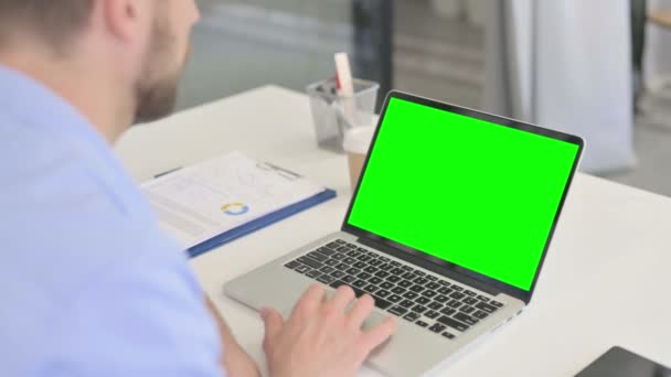 Creatieve Man Video Oproep op laptop met Chroma Screen — Stockvideo