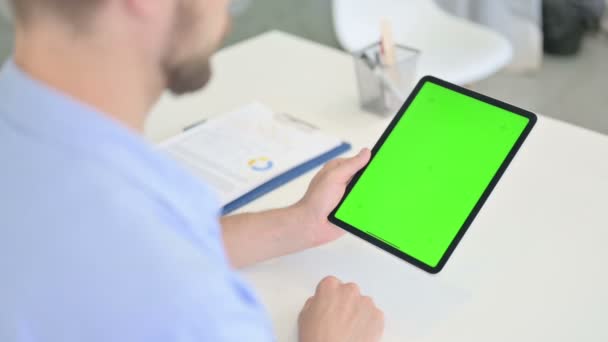 Jonge creatieve man met behulp van tablet met chroma scherm — Stockvideo