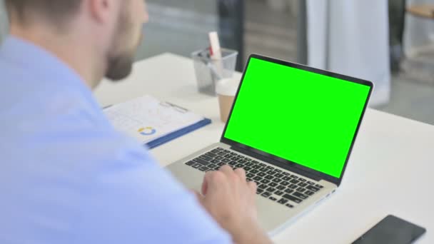 Creatieve Man Video Oproep op laptop met Chroma Screen — Stockvideo