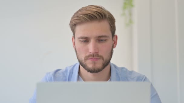 Retrato de Jovem Criativo Homem com Laptop Olhando para Câmera — Vídeo de Stock