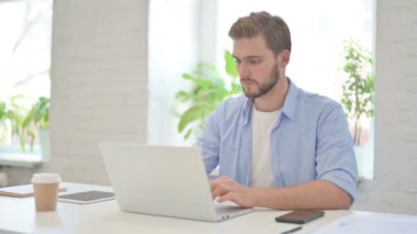 Modern Ofiste Dizüstü bilgisayarda Çalışan Genç Yaratıcı Adam 