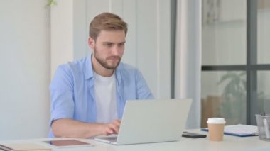 Çalışan Genç Yaratıcı Adam 'dan Kafa Sallama Hareketi Yok 