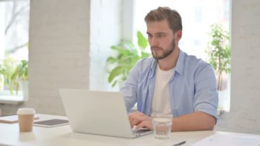 Modern Ofiste Lapto İçen Suyu Olan Genç Yaratıcı Adam