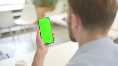 Genç Yaratıcı Adam Krom Ekran ile Akıllı Telefon Kullanıyor 