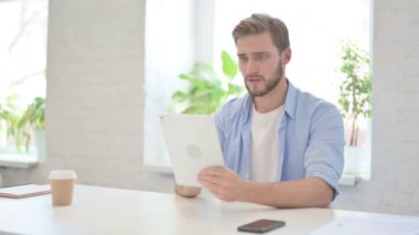 Genç Yaratıcı Adam Tabletteki Kayba Tepki Veriyor