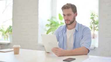 Tablette Kutlama Yapan Başarılı Genç Yaratıcı Adam 