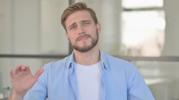 Portrét zklamaného mladého kreativního muže reagujícího na ztrátu — Stock video