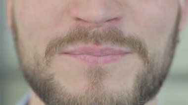 Gülümseyen Genç Yaratıcı Adam 'ın Ağzı 