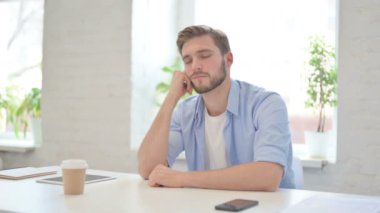 Genç Yaratıcı Adam Modern Ofiste Kestiriyor 