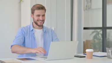 Genç Yaratıcı Adam Bilgisayarda Video Konuşuyor 