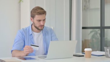Genç Yaratıcı Adam tarafından Bilgisayarda Başarılı Çevrimiçi Ödeme 