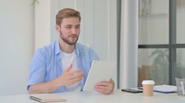 Genç Yaratıcı Ofisteki Tablet 'te Video Çağrısı Yapıyor 