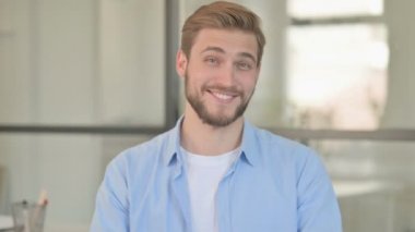 Çevrimiçi Video Konuşan Genç Yaratıcı Adam Portresi 