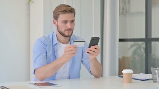 Genç Yaratıcı Adam Smartphone 'da Çevrimiçi Ödeme Yapıyor — Stok video